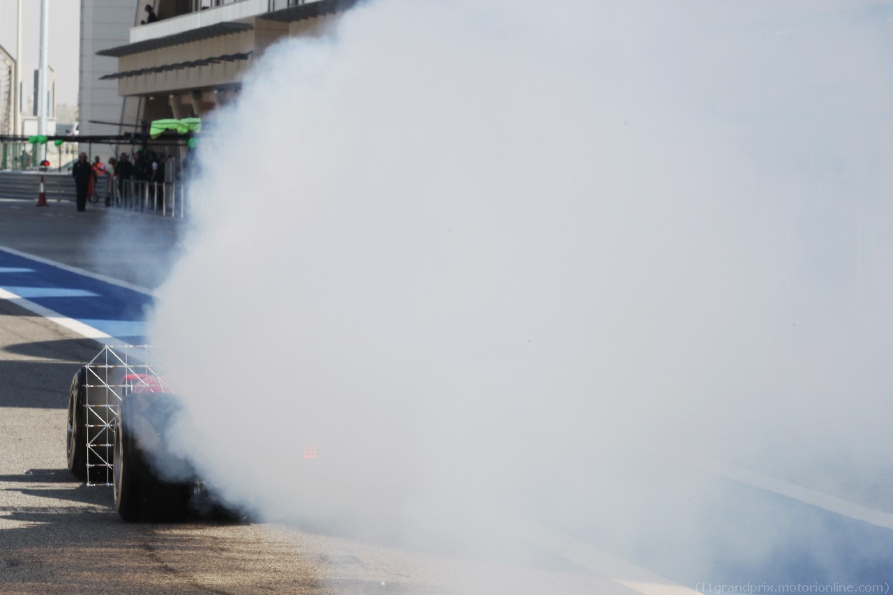 TEST F1 BAHRAIN 19 FEBBRAIO, Fernando Alonso (ESP) Ferrari F14-T running sensor equipment e with smoke pouring from the car.
19.02.2014. Formula One Testing, Bahrain Test One, Day One, Sakhir, Bahrain.