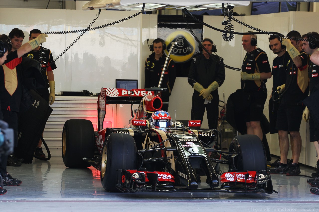 TEST F1 BAHRAIN 19 FEBBRAIO, Romain Grosjean (FRA) Lotus F1 E22 leaves the pits for the first time.
19.02.2014. Formula One Testing, Bahrain Test One, Day One, Sakhir, Bahrain.