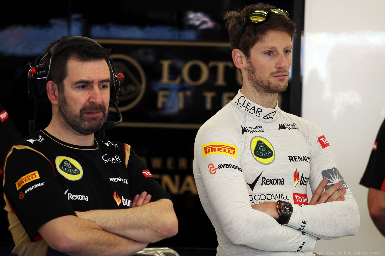 TEST F1 BAHRAIN 19 FEBBRAIO, Romain Grosjean (FRA) Lotus F1 Team (Right).
19.02.2014. Formula One Testing, Bahrain Test One, Day One, Sakhir, Bahrain.