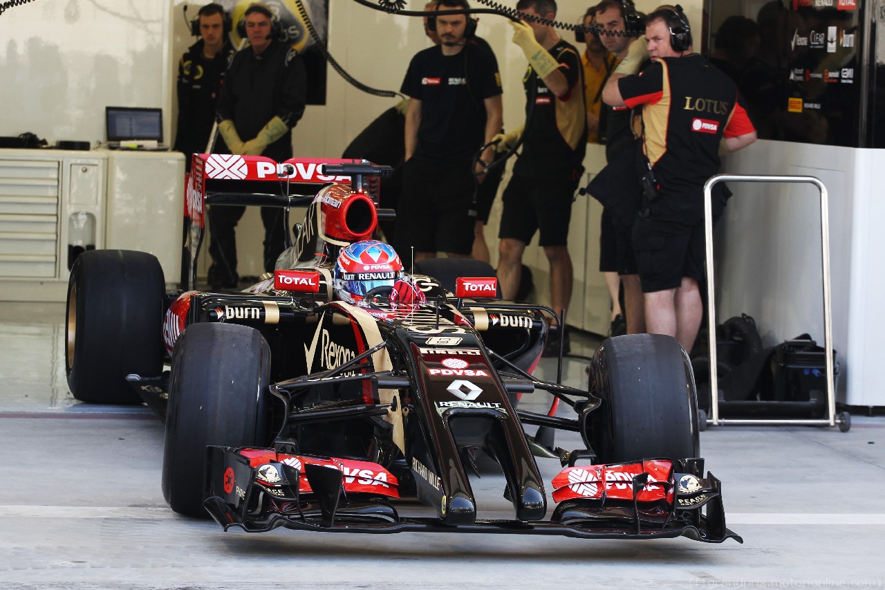 TEST F1 BAHRAIN 19 FEBBRAIO, Romain Grosjean (FRA) Lotus F1 E22 leaves the pits for the first time.
19.02.2014. Formula One Testing, Bahrain Test One, Day One, Sakhir, Bahrain.