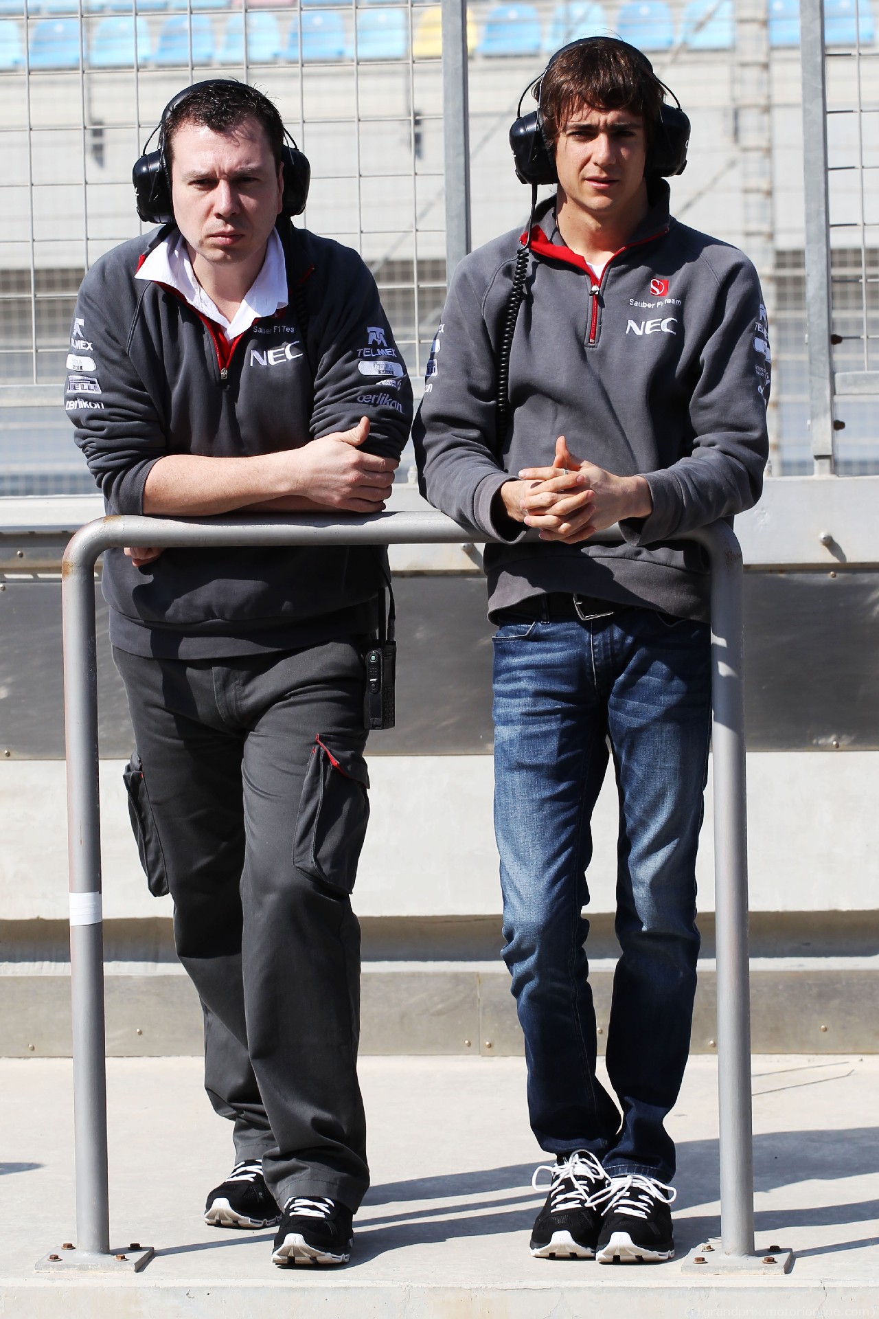 TEST F1 BAHRAIN 19 FEBBRAIO, Esteban Gutierrez (MEX) Sauber (Right).
19.02.2014. Formula One Testing, Bahrain Test One, Day One, Sakhir, Bahrain.