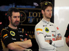 TEST F1 BAHRAIN 19 FEBBRAIO, Romain Grosjean (FRA) Lotus F1 Team (Right).
19.02.2014. Formula One Testing, Bahrain Test One, Day One, Sakhir, Bahrain.
