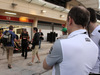 TEST F1 BAHRAIN 20 FEBBRAIO, Phil Prew (GBR) McLaren Gara Engineer takes a look at the Lotus F1 E21.
20.02.2014. Formula One Testing, Bahrain Test One, Day Two, Sakhir, Bahrain.