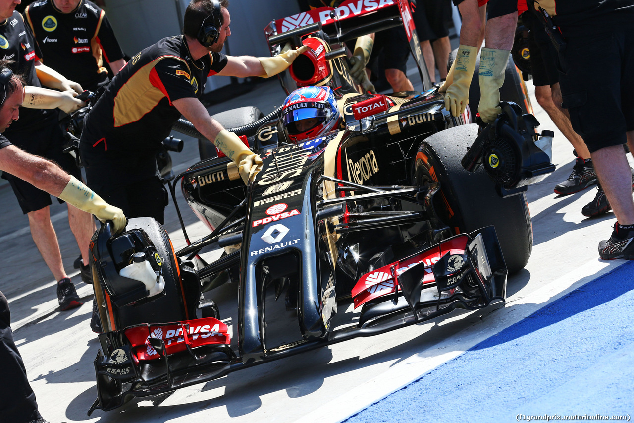 TEST F1 BAHRAIN 20 FEBBRAIO, Romain Grosjean (FRA) Lotus F1 E22 in the pits.
20.02.2014. Formula One Testing, Bahrain Test One, Day Two, Sakhir, Bahrain.