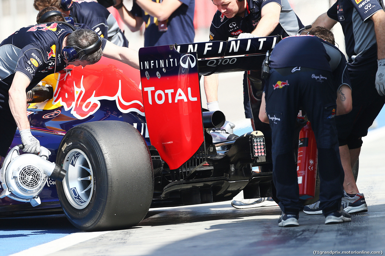 TEST F1 BAHRAIN 20 FEBBRAIO, Sebastian Vettel (GER) Red Bull Racing RB10 pushed back in the pits with a mechanic armed with a fire extinguisher.
20.02.2014. Formula One Testing, Bahrain Test One, Day Two, Sakhir, Bahrain.