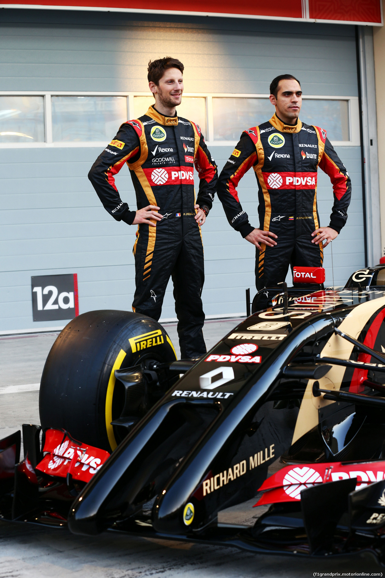 TEST F1 BAHRAIN 20 FEBBRAIO, (L to R): Romain Grosjean (FRA) Lotus F1 Team with team mate Pastor Maldonado (VEN) Lotus F1 Team Lotus as the F1 E22 is officially unveiled.
20.02.2014. Formula One Testing, Bahrain Test One, Day Two, Sakhir, Bahrain.