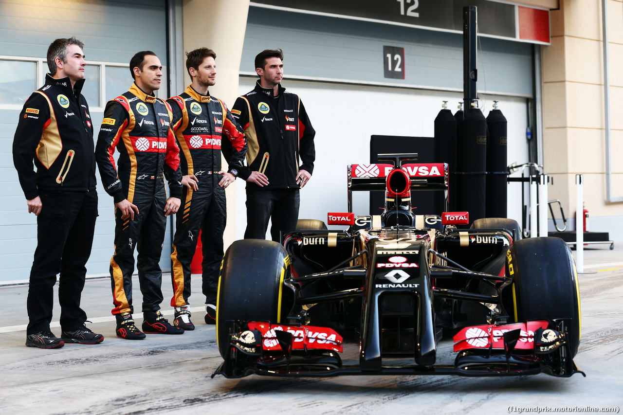 TEST F1 BAHRAIN 20 FEBBRAIO, (L to R): Pastor Maldonado (VEN) Lotus F1 Team e team mate Romain Grosjean (FRA) Lotus F1 Team as the F1 E22 is officially unveiled.
20.02.2014. Formula One Testing, Bahrain Test One, Day Two, Sakhir, Bahrain.
