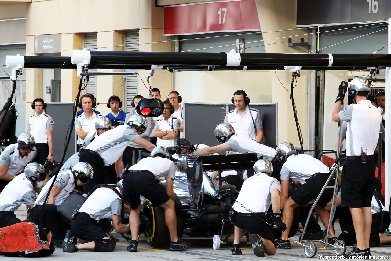 TEST F1 BAHRAIN 20 FEBBRAIO, McLaren practice pit stops.
20.02.2014. Formula One Testing, Bahrain Test One, Day Two, Sakhir, Bahrain.