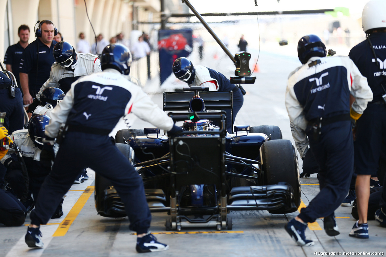 TEST F1 BAHRAIN 21 FEBBRAIO, Valtteri Bottas (FIN) Williams FW36 practices a pit stop.
21.02.2014. Formula One Testing, Bahrain Test One, Day Three, Sakhir, Bahrain.