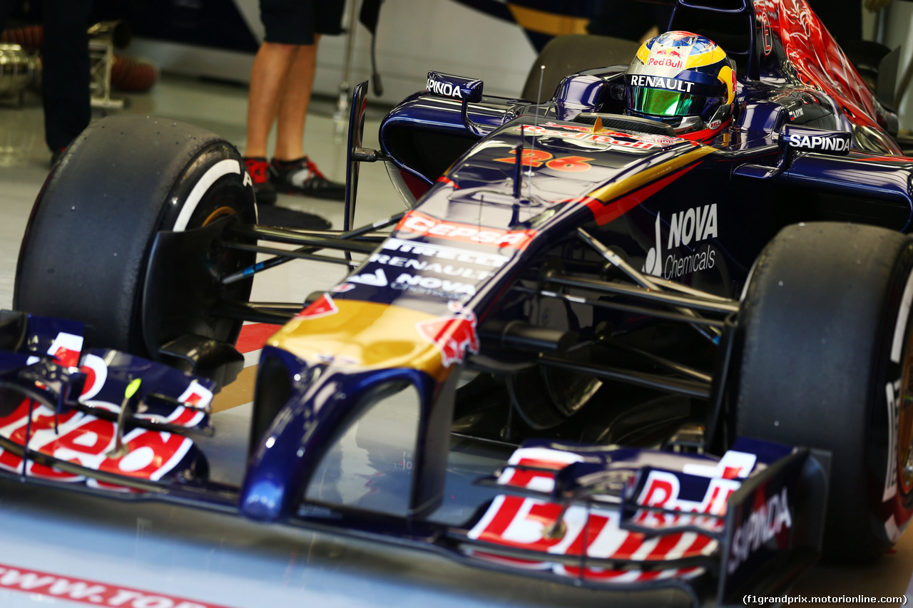 TEST F1 BAHRAIN 21 FEBBRAIO, Daniil Kvyat (RUS) Scuderia Toro Rosso STR9.
21.02.2014. Formula One Testing, Bahrain Test One, Day Three, Sakhir, Bahrain.