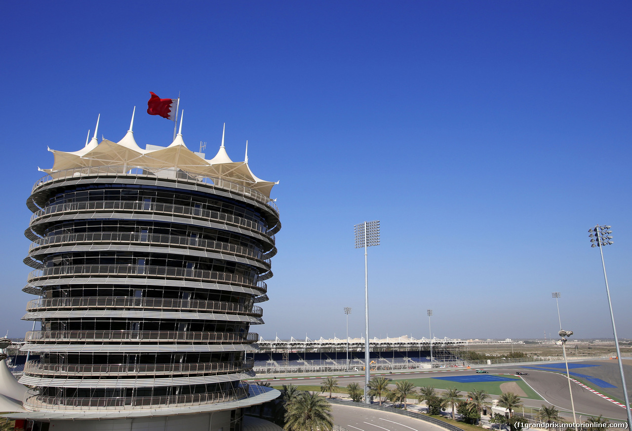 TEST F1 BAHRAIN 21 FEBBRAIO, Esteban Gutierrez (MEX), Sauber F1 Team e Marcus Ericsson (SWE), Caterham F1 Team 
21.02.2014. Formula One Testing, Bahrain Test One, Day Three, Sakhir, Bahrain.