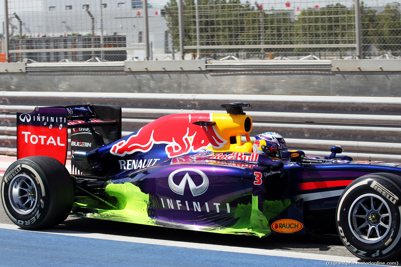 TEST F1 BAHRAIN 21 FEBBRAIO, Sebastian Vettel (GER) Red Bull Racing RB10 running flow-vis paint on the sidepod.
21.02.2014. Formula One Testing, Bahrain Test One, Day Three, Sakhir, Bahrain.