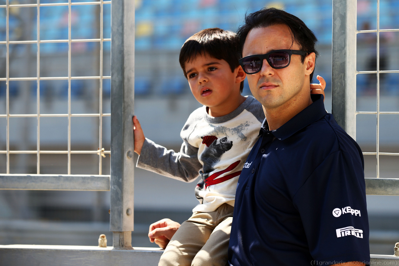 TEST F1 BAHRAIN 22 FEBBRAIO, Felipe Massa (BRA) Williams with his son Felipinho.
22.02.2014. Formula One Testing, Bahrain Test One, Day Four, Sakhir, Bahrain.
