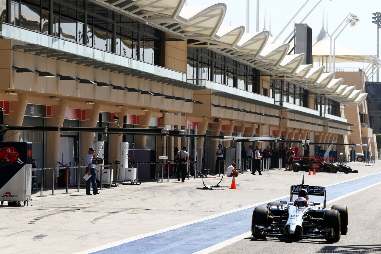TEST F1 BAHRAIN 22 FEBBRAIO, Jenson Button (GBR) McLaren MP4-29 leaves the pits.
22.02.2014. Formula One Testing, Bahrain Test One, Day Four, Sakhir, Bahrain.