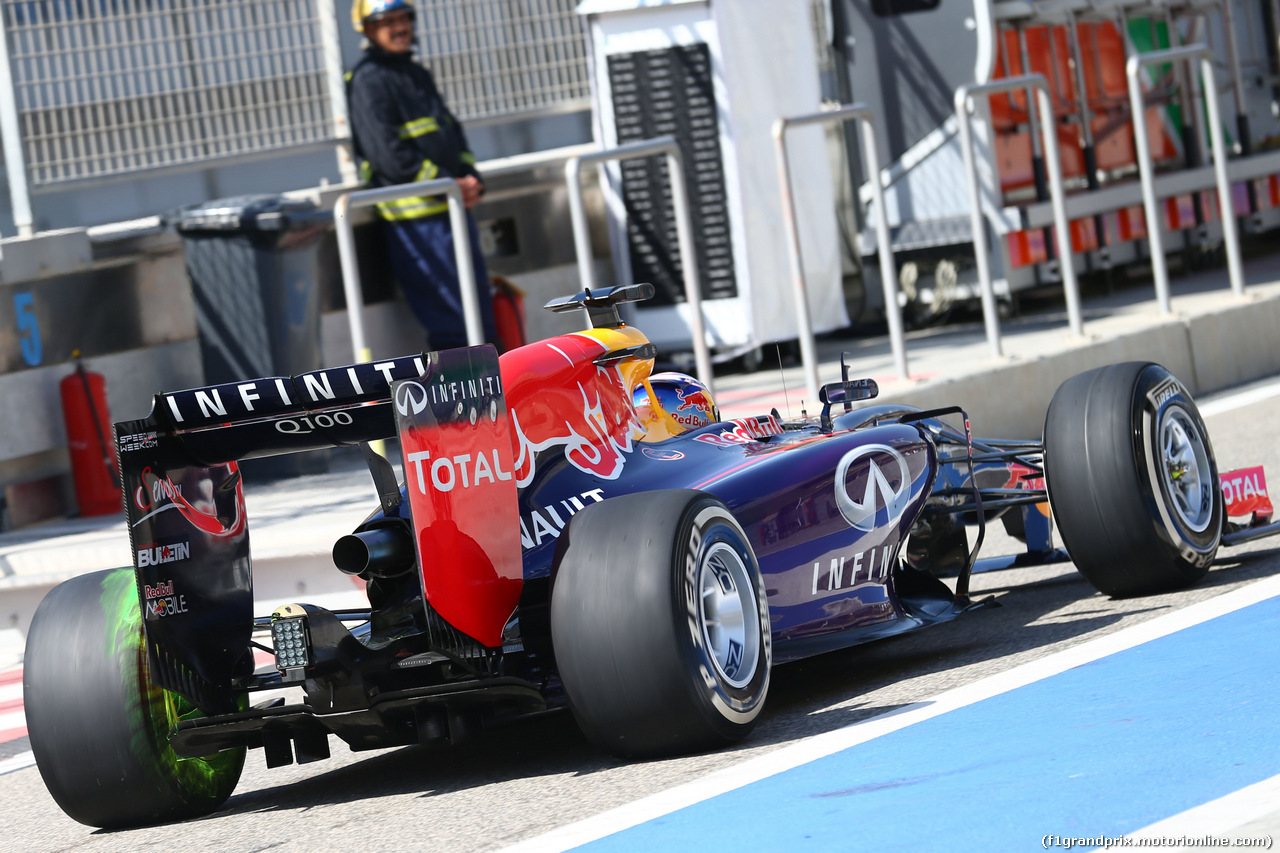 TEST F1 BAHRAIN 22 FEBBRAIO, Daniel Ricciardo (AUS) Red Bull Racing RB10 running flow-vis paint on the rear wing.
22.02.2014. Formula One Testing, Bahrain Test One, Day Four, Sakhir, Bahrain.
