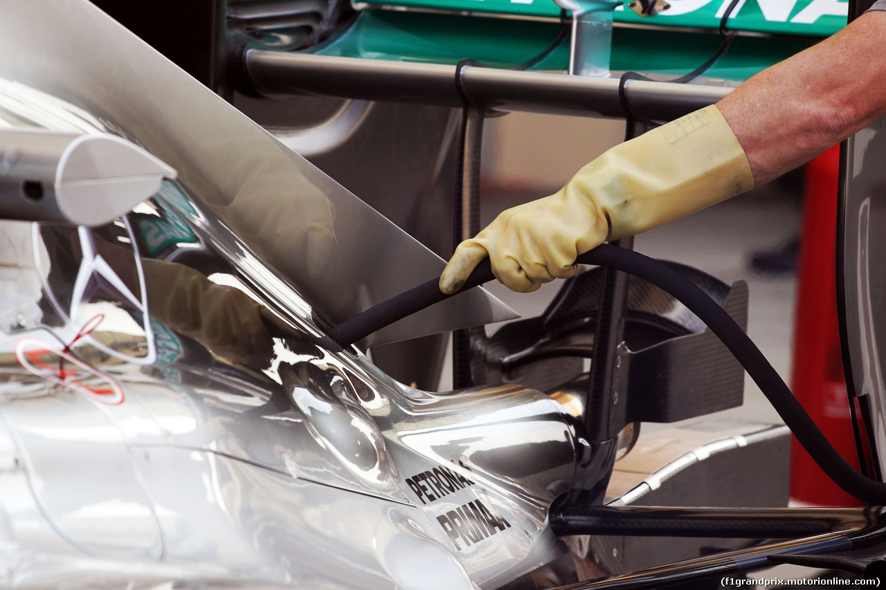 TEST F1 BAHRAIN 27 FEBBRAIO, Mercedes AMG F1 W05 pipe attached to engine cover by a mechanic.
27.02.2014. Formula One Testing, Bahrain Test Two, Day One, Sakhir, Bahrain.