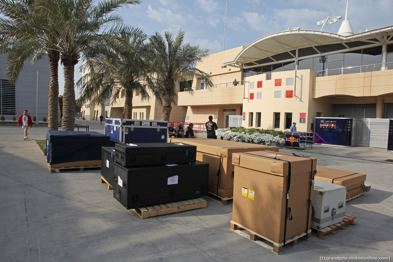 TEST F1 BAHRAIN 27 FEBBRAIO, Red Bull Racing freight in the paddock.
27.02.2014. Formula One Testing, Bahrain Test Two, Day One, Sakhir, Bahrain.