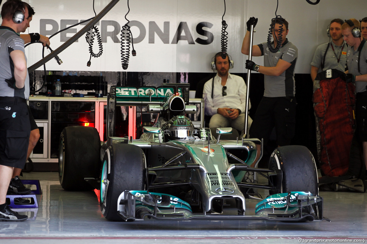 TEST F1 BAHRAIN 27 FEBBRAIO, Nico Rosberg (GER) Mercedes AMG F1 W05 leaves the pits.
27.02.2014. Formula One Testing, Bahrain Test Two, Day One, Sakhir, Bahrain.