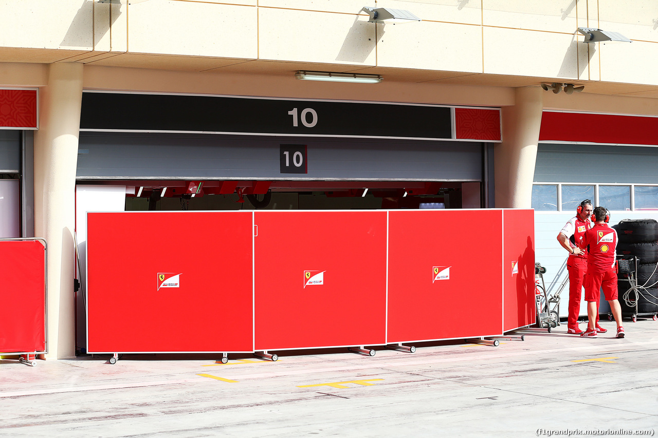 TEST F1 BAHRAIN 27 FEBBRAIO, Screens up outside the Ferrari garage.
27.02.2014. Formula One Testing, Bahrain Test Two, Day One, Sakhir, Bahrain.
