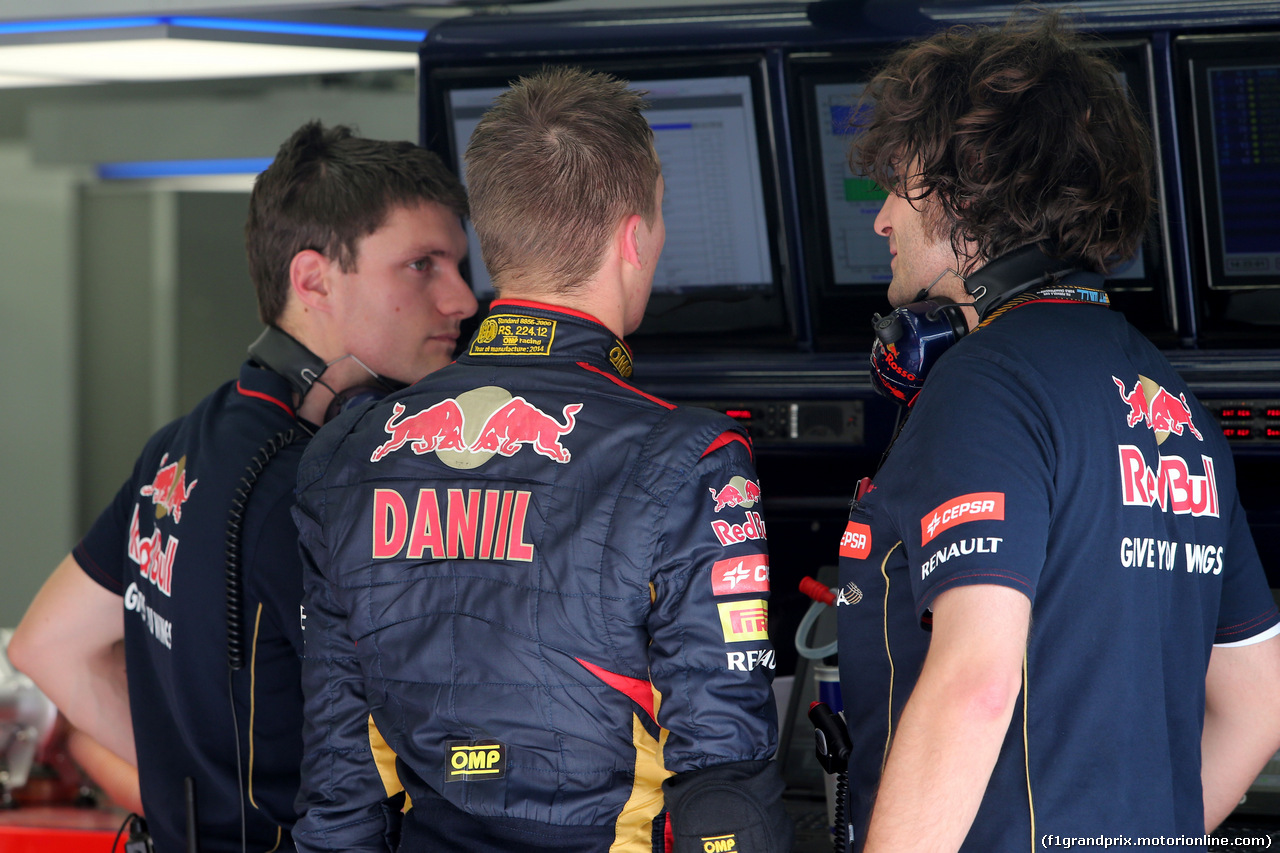 TEST F1 BAHRAIN 27 FEBBRAIO, Daniil Kvyat (RUS), Scuderia Toro Rosso 
27.02.2014. Formula One Testing, Bahrain Test Two, Day One, Sakhir, Bahrain.