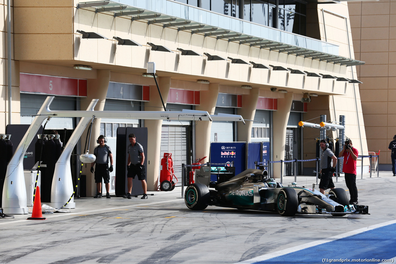 TEST F1 BAHRAIN 27 FEBBRAIO, Nico Rosberg (GER) Mercedes AMG F1 W05 leaves the pits.
27.02.2014. Formula One Testing, Bahrain Test Two, Day One, Sakhir, Bahrain.