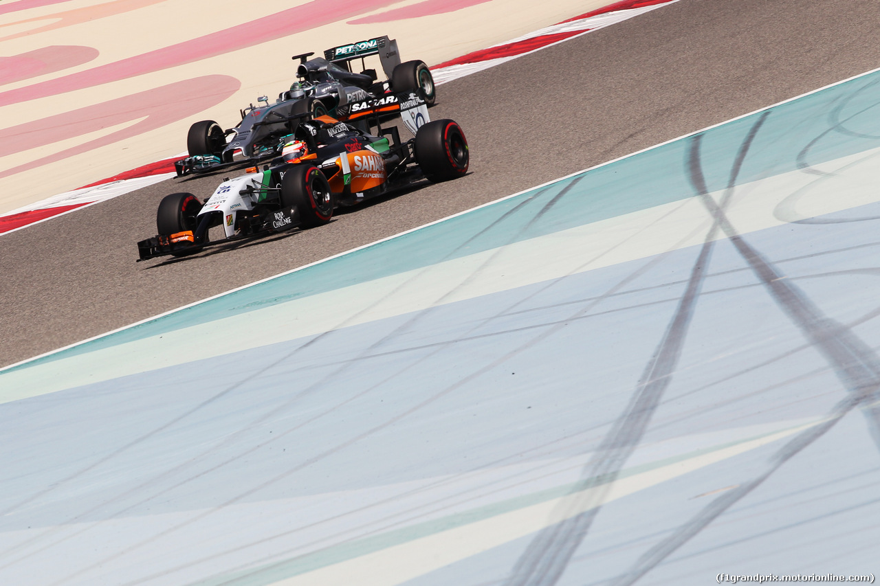 TEST F1 BAHRAIN 27 FEBBRAIO, Sergio Perez (MEX) Sahara Force India F1 VJM07 e Nico Rosberg (GER) Mercedes AMG F1 W05.
27.02.2014. Formula One Testing, Bahrain Test Two, Day One, Sakhir, Bahrain.