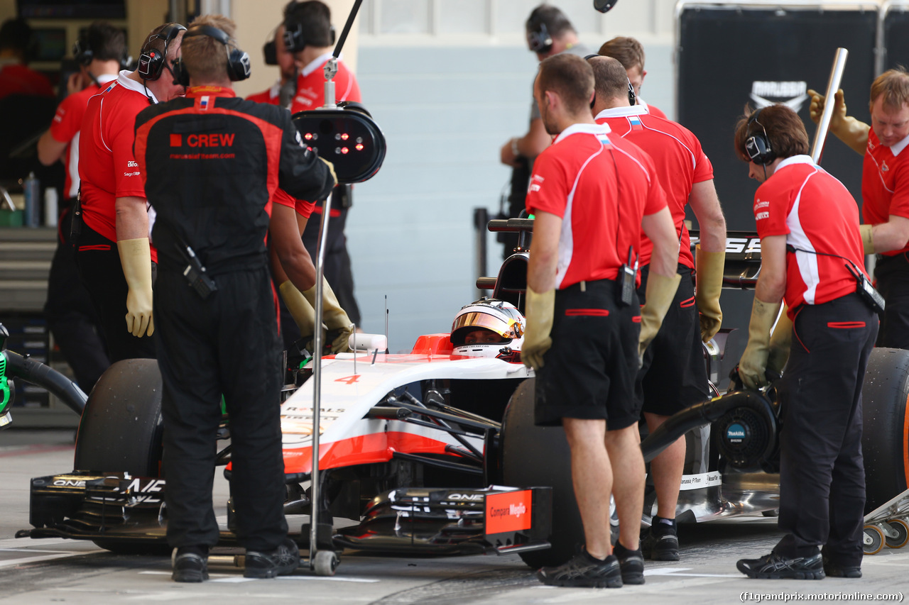 TEST F1 BAHRAIN 27 FEBBRAIO, Max Chilton (GBR) Marussia F1 Team MR03 in the pits.
27.02.2014. Formula One Testing, Bahrain Test Two, Day One, Sakhir, Bahrain.