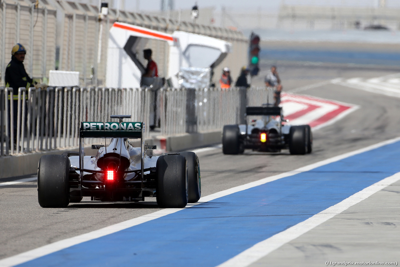 TEST F1 BAHRAIN 27 FEBBRAIO, Nico Rosberg (GER), Mercedes AMG F1 Team e Kevin Magnussen (DEN), McLaren F1 
27.02.2014. Formula One Testing, Bahrain Test Two, Day One, Sakhir, Bahrain.