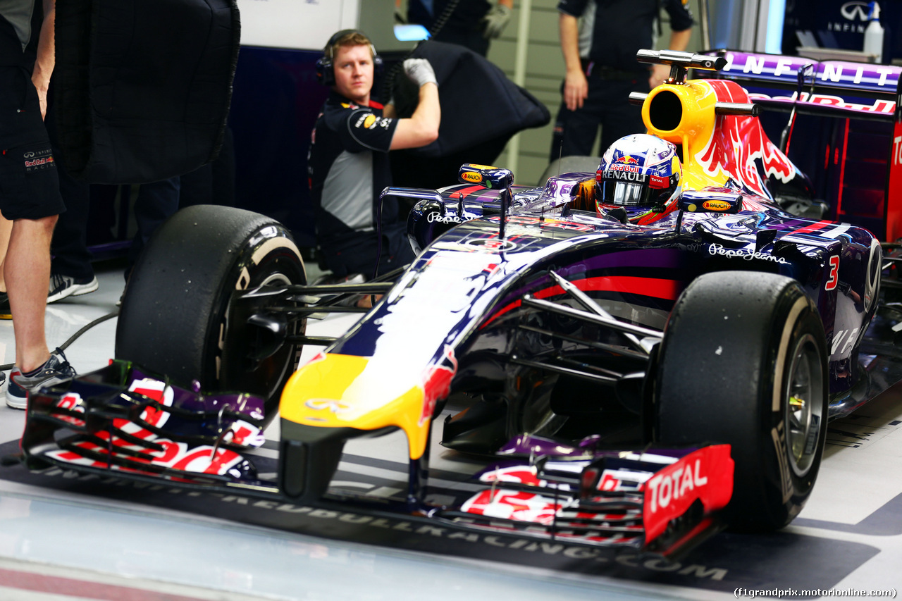 TEST F1 BAHRAIN 27 FEBBRAIO, Daniel Ricciardo (AUS) Red Bull Racing RB10.
27.02.2014. Formula One Testing, Bahrain Test Two, Day One, Sakhir, Bahrain.
