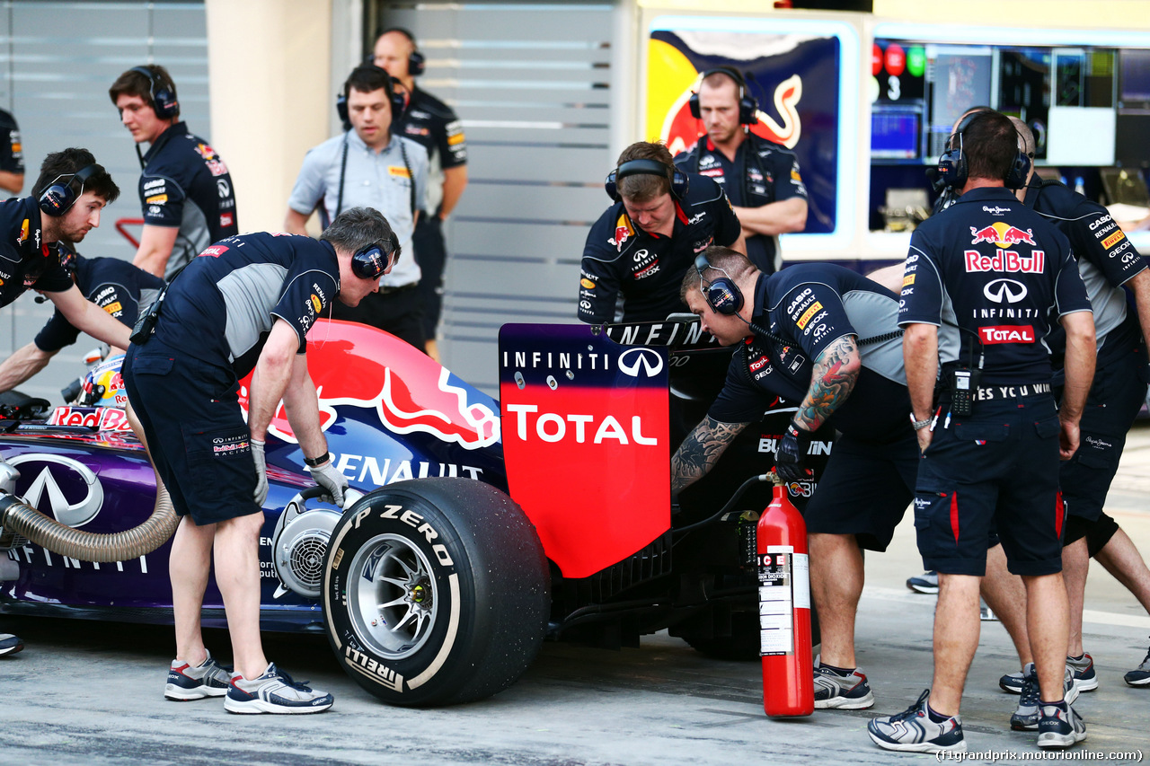 TEST F1 BAHRAIN 27 FEBBRAIO, Red Bull Racing mechanic with an extinguisher at the rear of the Red Bull Racing RB10 of Daniel Ricciardo (AUS).
27.02.2014. Formula One Testing, Bahrain Test Two, Day One, Sakhir, Bahrain.