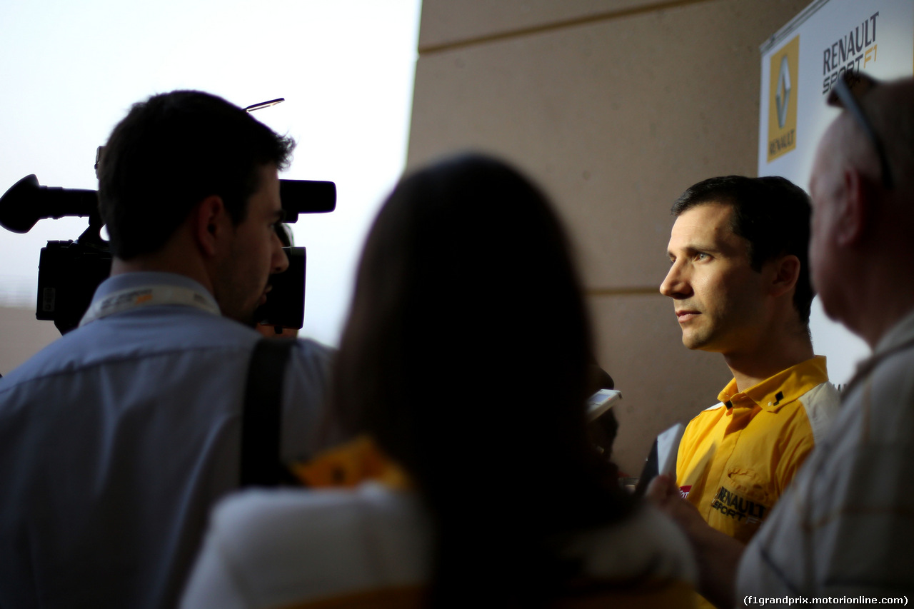 TEST F1 BAHRAIN 27 FEBBRAIO, Remi Taffin (FRA) Renault Sport F1 Head of track operations 
27.02.2014. Formula One Testing, Bahrain Test Two, Day One, Sakhir, Bahrain.