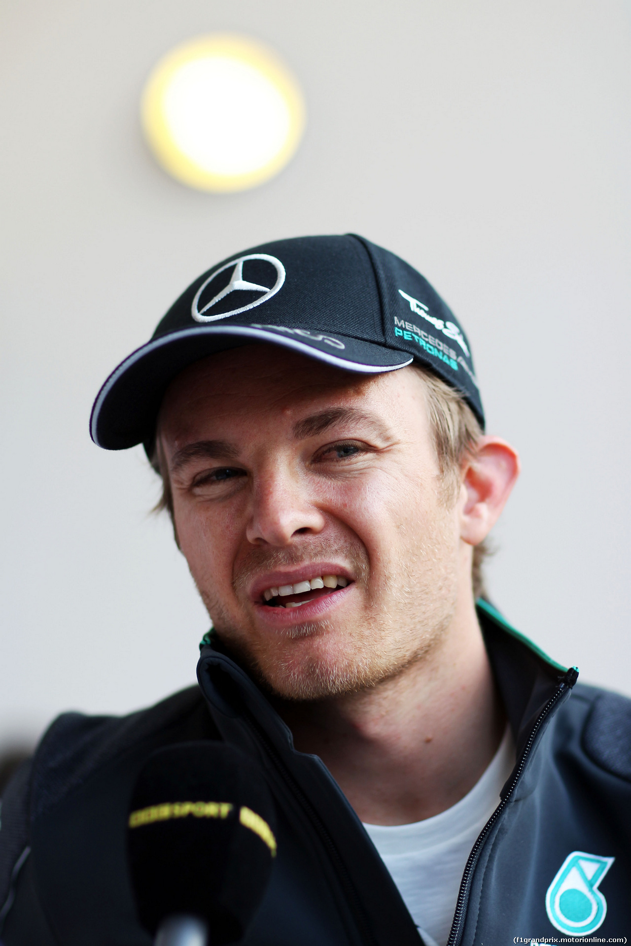 TEST F1 BAHRAIN 27 FEBBRAIO, Nico Rosberg (GER) Mercedes AMG F1 with the media.
27.02.2014. Formula One Testing, Bahrain Test Two, Day One, Sakhir, Bahrain.