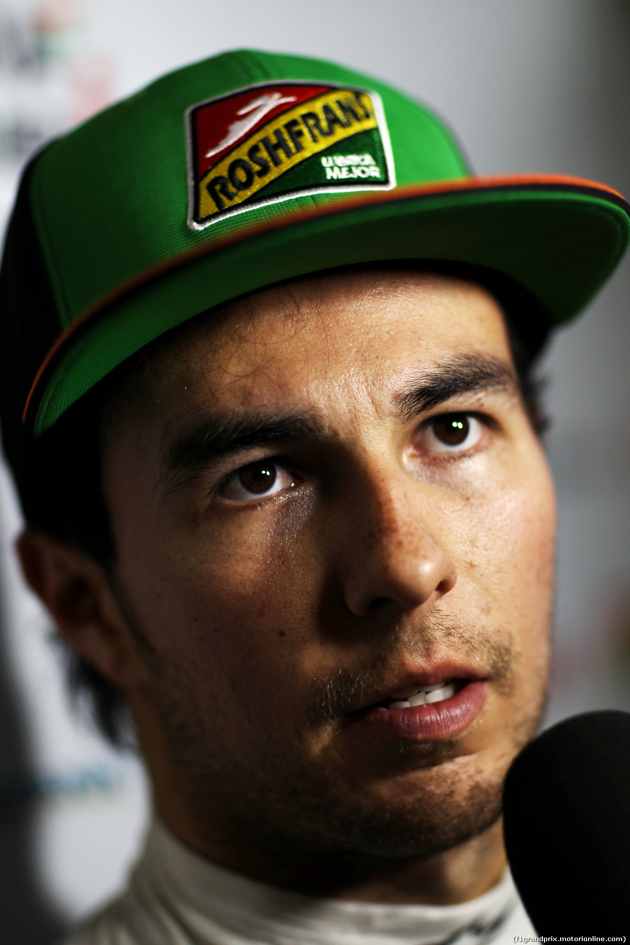 TEST F1 BAHRAIN 27 FEBBRAIO, Sergio Perez (MEX) Sahara Force India F1 with the media.
27.02.2014. Formula One Testing, Bahrain Test Two, Day One, Sakhir, Bahrain.