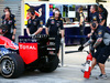 TEST F1 BAHRAIN 27 FEBBRAIO, Red Bull Racing mechanic with an extinguisher at the rear of the Red Bull Racing RB10 of Daniel Ricciardo (AUS).
27.02.2014. Formula One Testing, Bahrain Test Two, Day One, Sakhir, Bahrain.