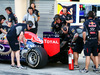 TEST F1 BAHREÏN 27 FÉVRIER, mécanicien Red Bull Racing avec un extincteur à l'arrière de la Red Bull Racing RB10 de Daniel Ricciardo (AUS). 27.02.2014. Tests de Formule XNUMX, test de Bahreïn deux, premier jour, Sakhir, Bahreïn.