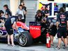 TEST F1 BAHRAIN 27 FEBBRAIO, Red Bull Racing mechanic with an extinguisher at the rear of the Red Bull Racing RB10 of Daniel Ricciardo (AUS).
27.02.2014. Formula One Testing, Bahrain Test Two, Day One, Sakhir, Bahrain.