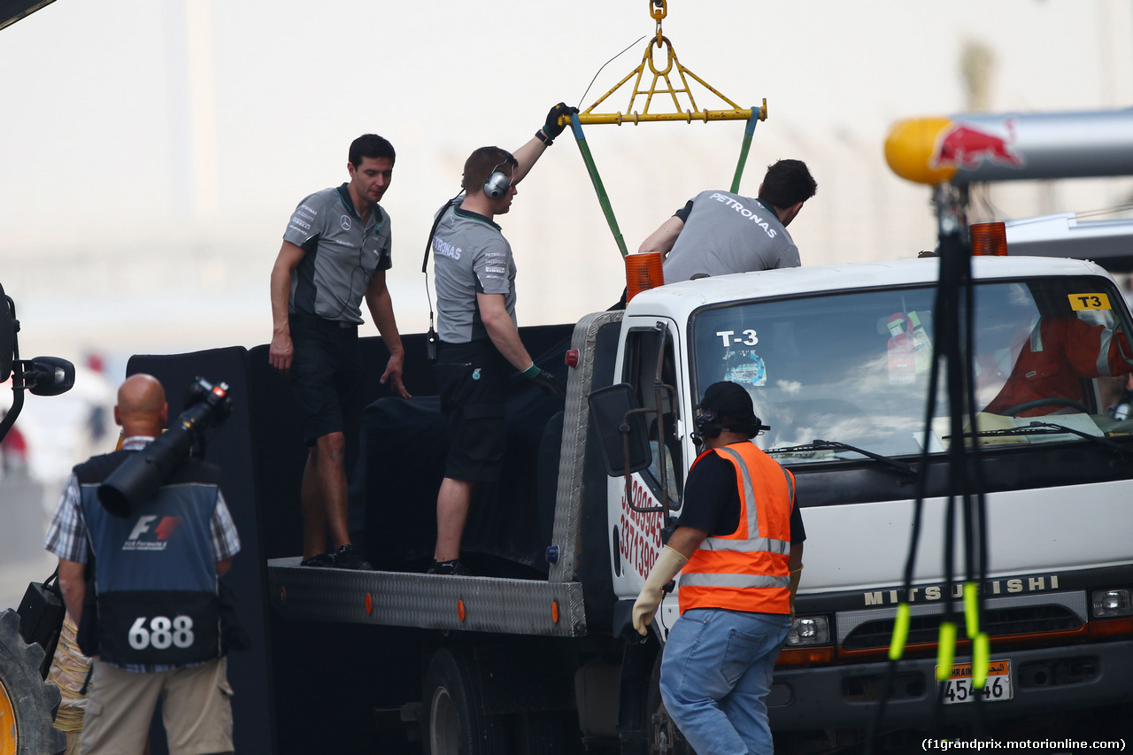 TEST F1 BAHRAIN 28 FEBBRAIO, The Mercedes AMG F1 W05 of Lewis Hamilton (GBR) Mercedes AMG F1 is recovered back to the pits on the back of a truck.
28.02.2014. Formula One Testing, Bahrain Test Two, Day Two, Sakhir, Bahrain.