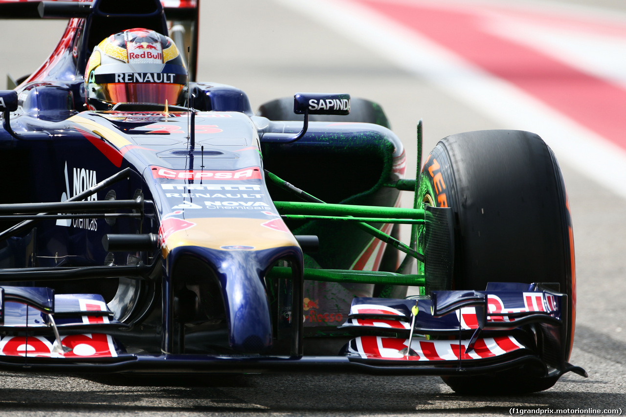 TEST F1 BAHRAIN 28 FEBBRAIO, Jean-Eric Vergne (FRA) Scuderia Toro Rosso STR9 running flow-vis paint on the front suspension.
28.02.2014. Formula One Testing, Bahrain Test Two, Day Two, Sakhir, Bahrain.