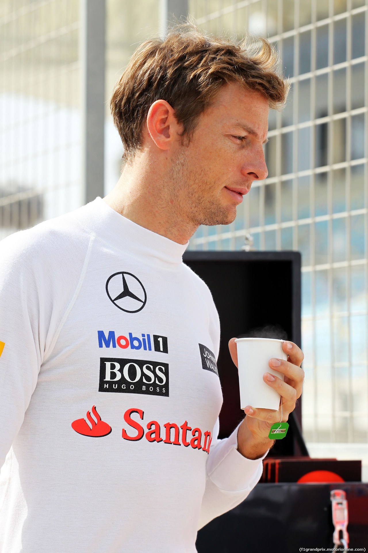 TEST F1 BAHRAIN 28 FEBBRAIO, Jenson Button (GBR) McLaren with a cup of tea.
28.02.2014. Formula One Testing, Bahrain Test Two, Day Two, Sakhir, Bahrain.