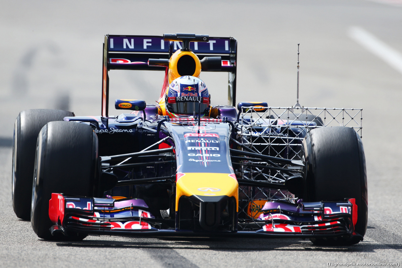 TEST F1 BAHRAIN 28 FEBBRAIO, Daniel Ricciardo (AUS) Red Bull Racing RB10 running sensor equipment.
28.02.2014. Formula One Testing, Bahrain Test Two, Day Two, Sakhir, Bahrain.