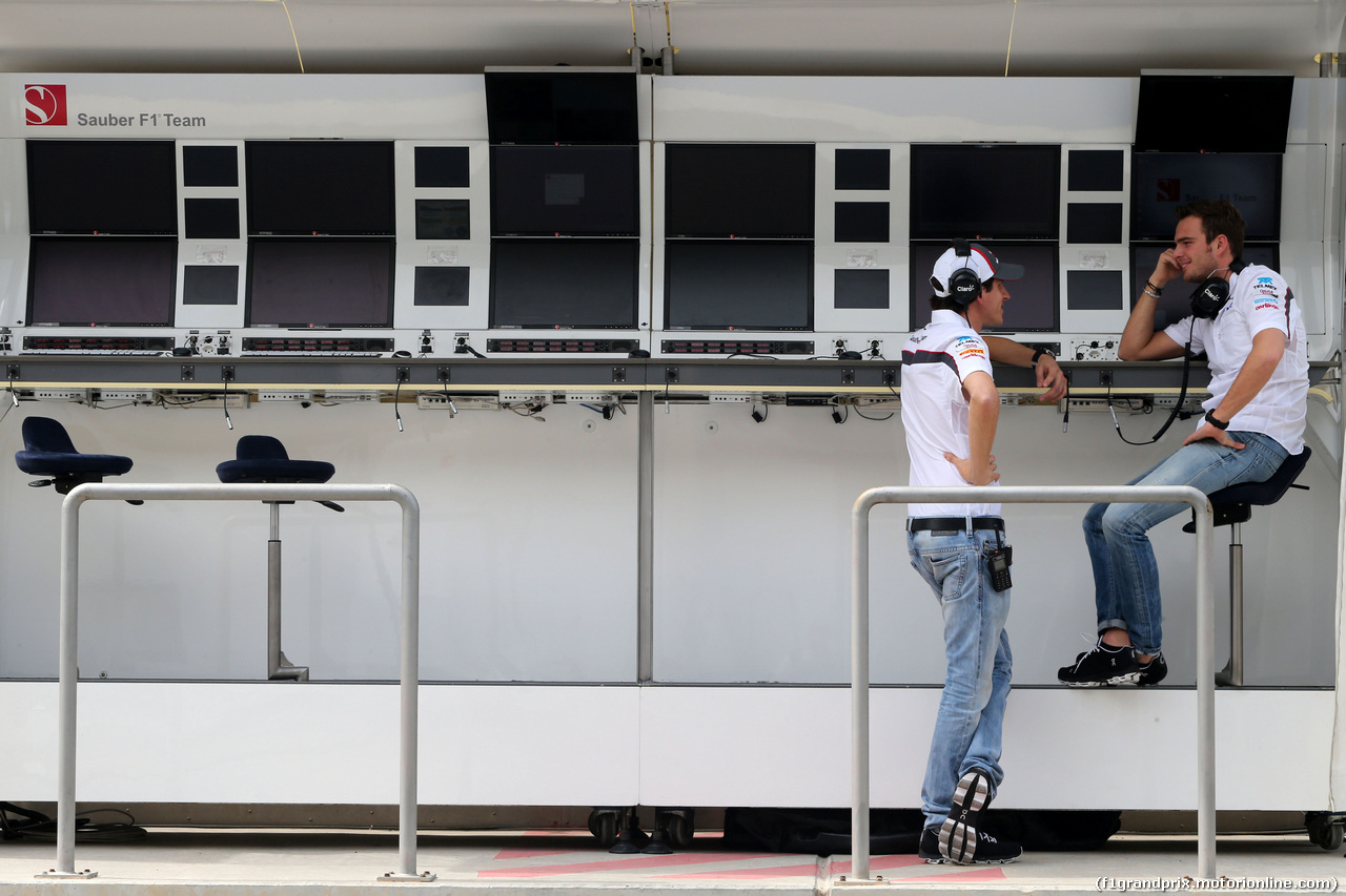 TEST F1 BAHRAIN 28 FEBBRAIO, Adrian Sutil (GER), Sauber F1 Team e Giedo van der Garde (NDL), third driver, Sauber F1 Team  
28.02.2014. Formula One Testing, Bahrain Test Two, Day Two, Sakhir, Bahrain.