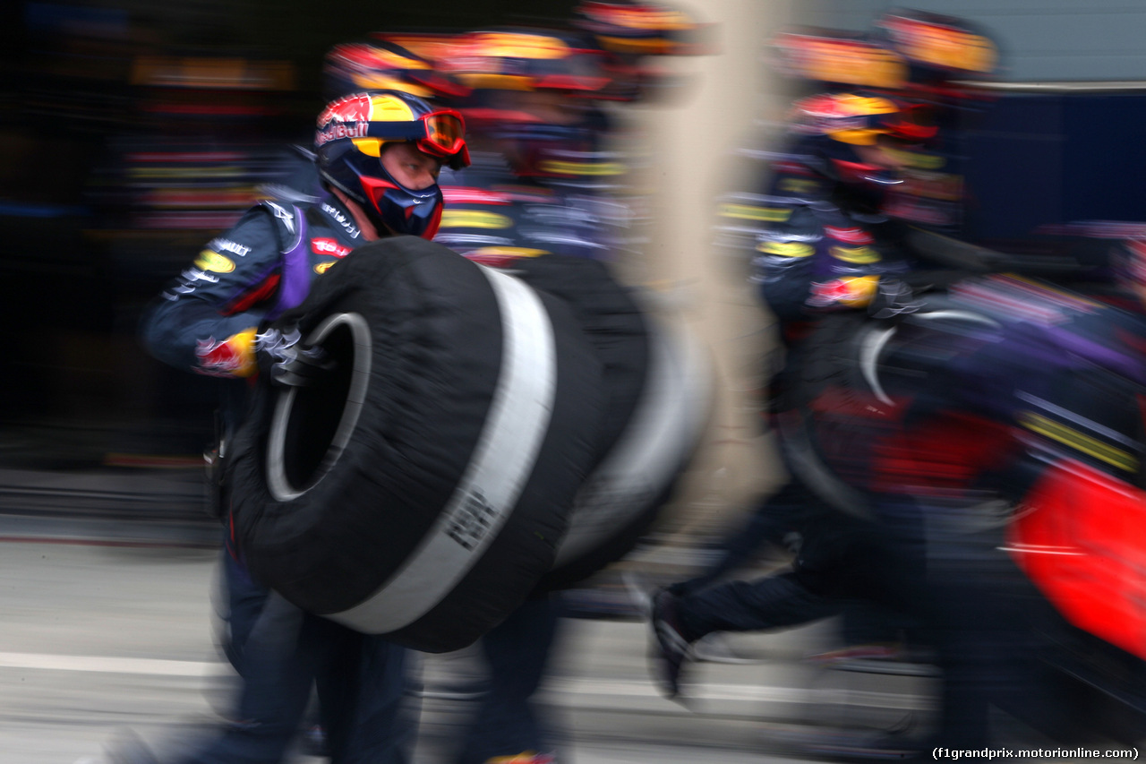 TEST F1 BAHRAIN 28 FEBBRAIO, Red Bull Racing mechanic during pitstop practice
28.02.2014. Formula One Testing, Bahrain Test Two, Day Two, Sakhir, Bahrain.