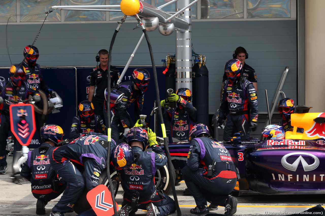 TEST F1 BAHRAIN 28 FEBBRAIO, Daniel Ricciardo (AUS), Red Bull Racing during pitstop practice
28.02.2014. Formula One Testing, Bahrain Test Two, Day Two, Sakhir, Bahrain.