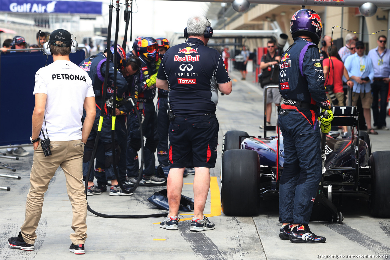 TEST F1 BAHRAIN 28 FEBBRAIO, Nico Rosberg (GER), Mercedes AMG F1 Team looks at the Red Bull.
28.02.2014. Formula One Testing, Bahrain Test Two, Day Two, Sakhir, Bahrain.