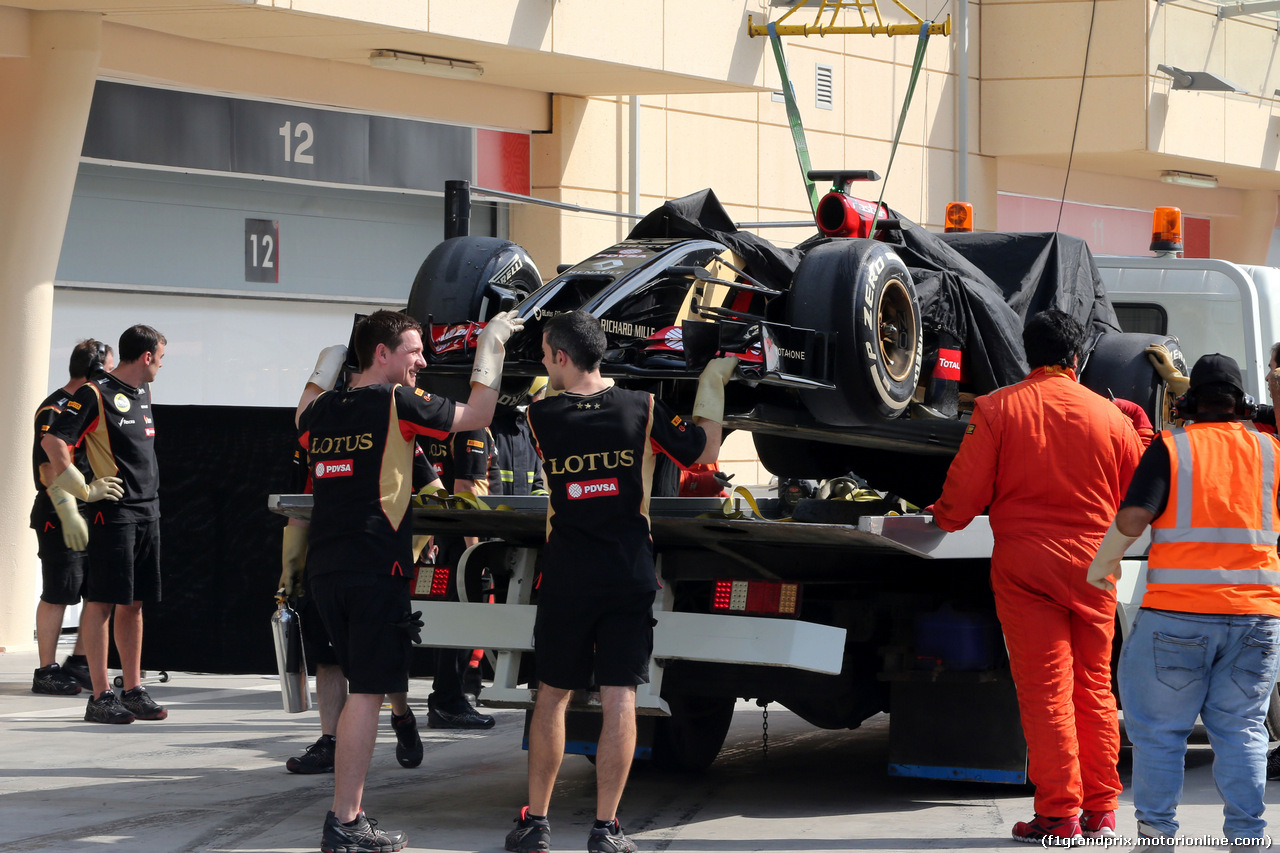 TEST F1 BAHRAIN 28 FEBBRAIO, Pastor Maldonado (VEN), Lotus F1 Team stops on track
28.02.2014. Formula One Testing, Bahrain Test Two, Day Two, Sakhir, Bahrain.