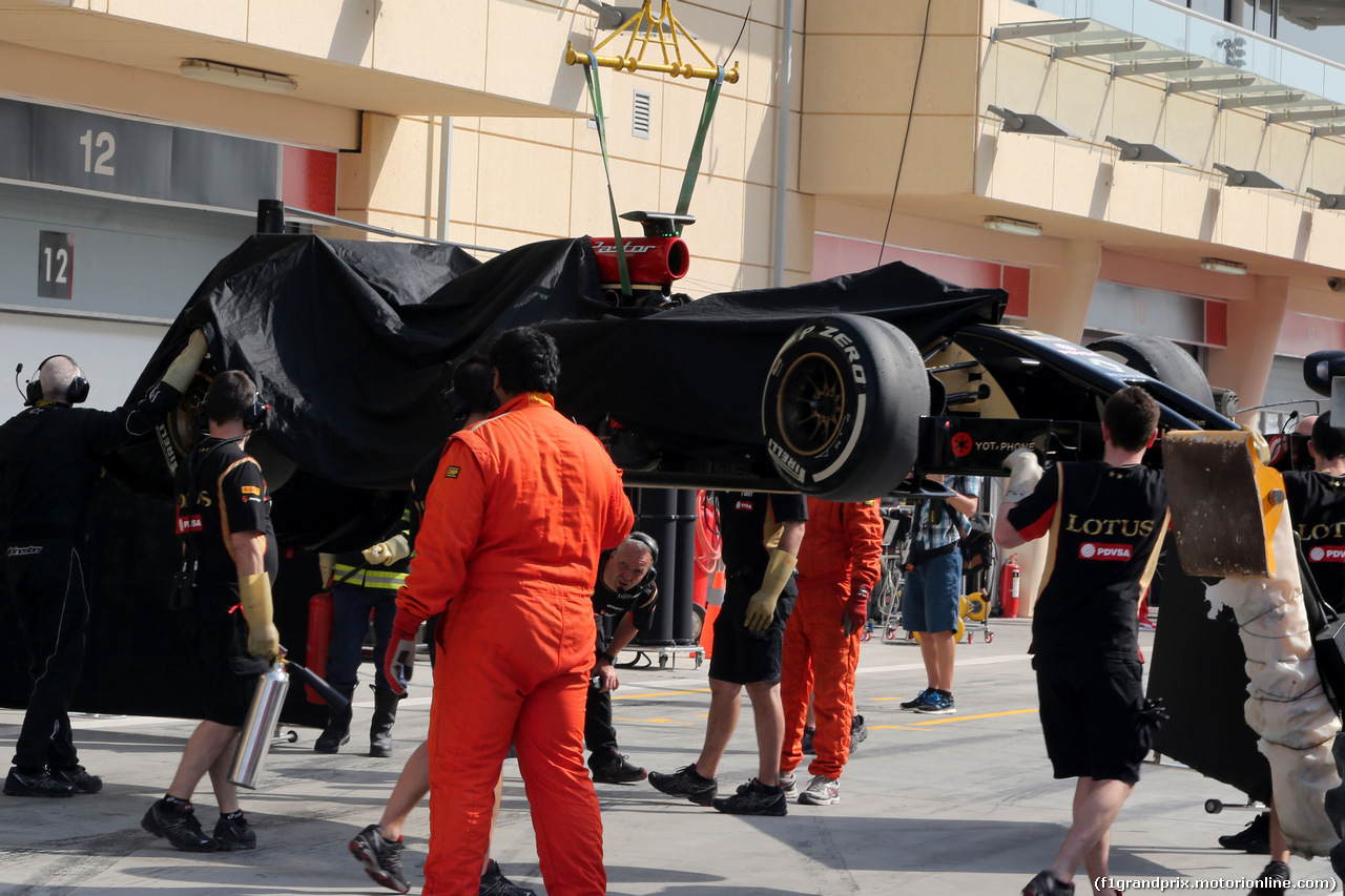 TEST F1 BAHRAIN 28 FEBBRAIO, Pastor Maldonado (VEN), Lotus F1 Team stops on track
28.02.2014. Formula One Testing, Bahrain Test Two, Day Two, Sakhir, Bahrain.