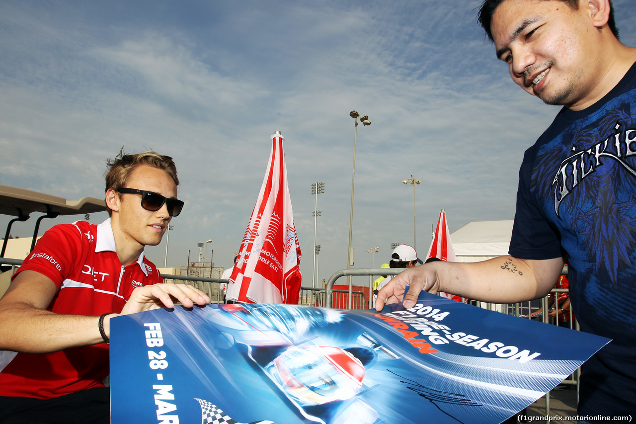 TEST F1 BAHRAIN 28 FEBBRAIO, Max Chilton (GBR) Marussia F1 Team signs autographs for the fans.
28.02.2014. Formula One Testing, Bahrain Test Two, Day Two, Sakhir, Bahrain.