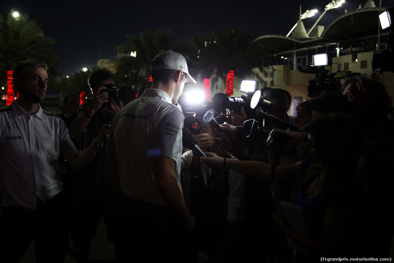 TEST F1 BAHRAIN 28 FEBBRAIO, Jenson Button (GBR) McLaren with the media.
28.02.2014. Formula One Testing, Bahrain Test Two, Day Two, Sakhir, Bahrain.