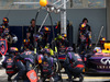 PRUEBA DE F1 BAHREIN 28 DE FEBRERO, Daniel Ricciardo (AUS), Red Bull Racing durante la práctica de parada en boxes 28.02.2014. Pruebas de Fórmula Uno, prueba dos de Bahrein, segundo día, Sakhir, Bahrein.