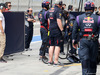 TEST F1 BAHRAIN 28 FEBBRAIO, Nico Rosberg (GER), Mercedes AMG F1 Team looks at the Red Bull.
28.02.2014. Formula One Testing, Bahrain Test Two, Day Two, Sakhir, Bahrain.